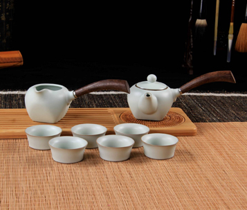 手握四方茶具（汝窯）